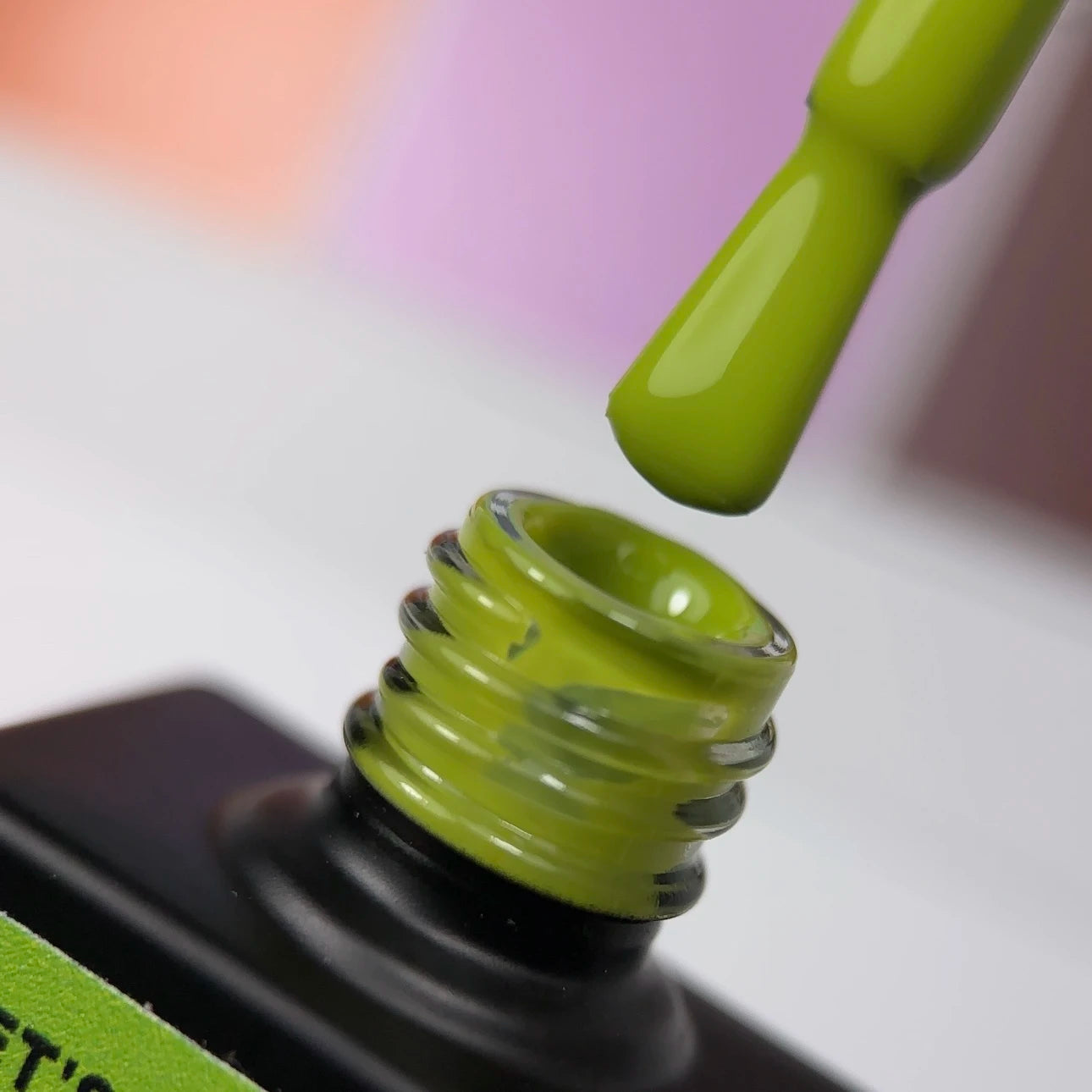 NAILSOFTHEDAY Let’s Special Pantone2025/4 — olivgrüner Gel-Lack für Nägel, 10ml