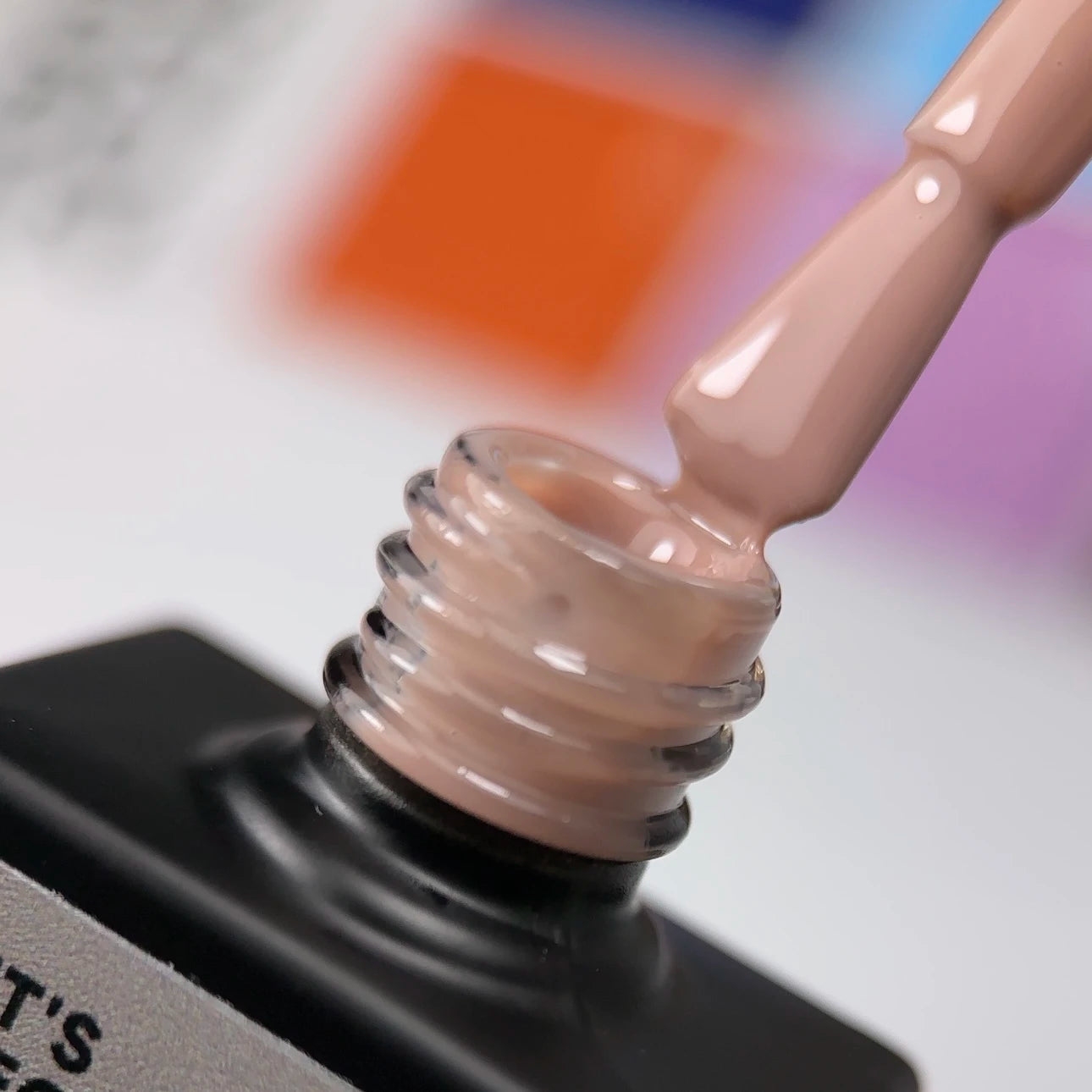 NAILSOFTHEDAY Let’s Special Pantone2025/1 — warm beige-brauner Gel-Lack für Nägel, 10ml