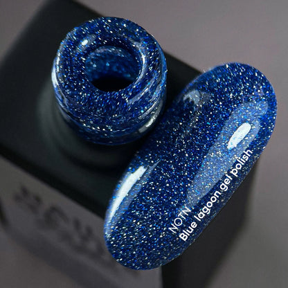 NAILSOFTHENIGHT Blue Lagoon gel polish – blauer reflektierender Gellack für Nägel, 10 ml