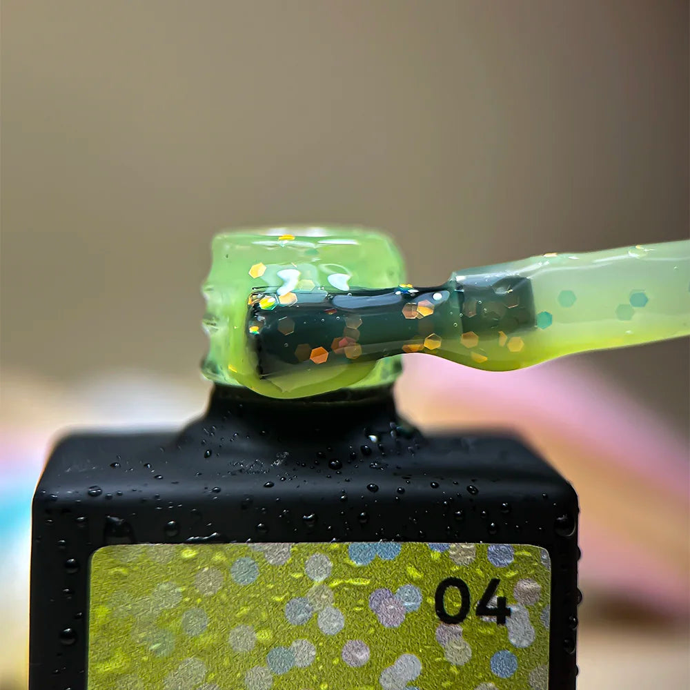 NAILSOFTHENIGHT Party Base 04 – Neon-Limettengrüne Basis mit holografischen Sechsecken. Perfekte Glättung, hohe Flexibilität, Inhalt 10ml