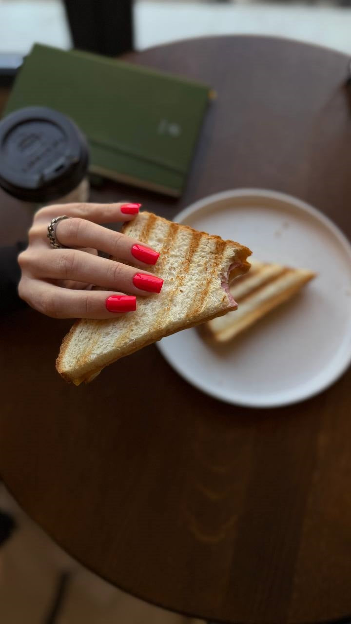 Gel Polish DA’23 Juicy [sokovyta], 8 ml – leuchtendes Rot-Pink, mittlere Konsistenz, glänzendes Finish, langanhaltende Deckkraft